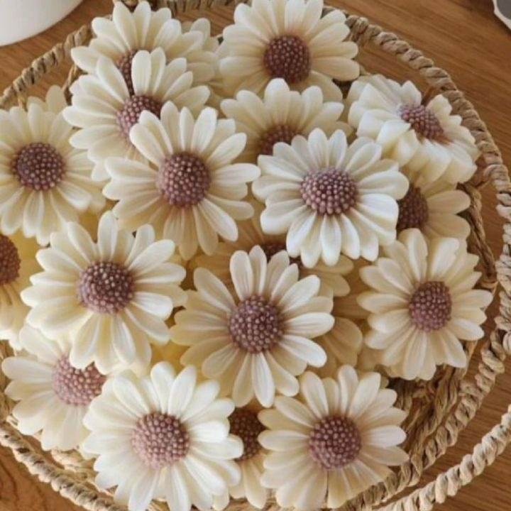 Daisy Flower Scented Candle in pakistan - RiwayatbyRida